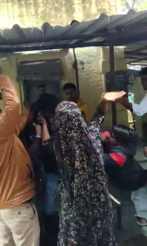 Video : प्रेमी के साथ शादी के लिए कोर्ट पहुंची दो बच्चों की मां, जमकर हुई मारपीट